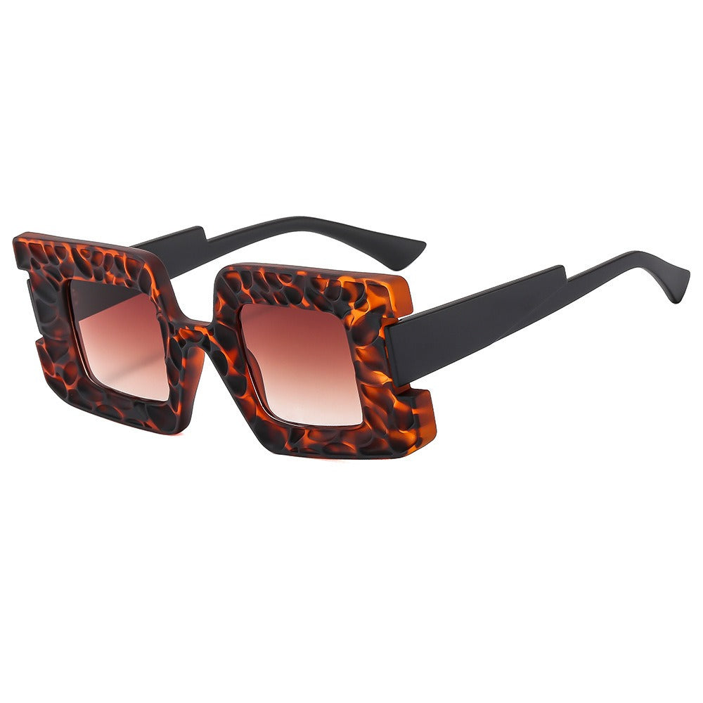 Sunglasses with personalized style, large frame sunglasses, fashionable and trendy glasses, paired with sunglasses